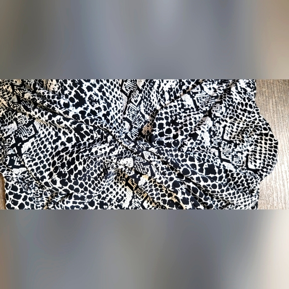 Boston Proper Twist Tummy One-Piece Swimsuit Women's 16 Snake Print Slimming EUC - Picture 4 of 8